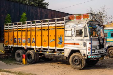 Rishikesh, Hindistan - Nisan 2018. Zengin dekoratif resimli renkli kargo kamyonu, Hindistan 'daki kamyonlar için tipik..