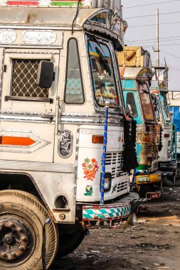 Rishikesh, Hindistan - Nisan 2018. Zengin dekoratif resimli renkli kargo kamyonu, Hindistan 'daki kamyonlar için tipik..