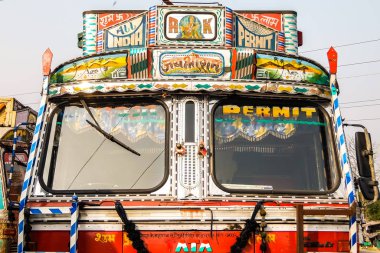 Rishikesh, Hindistan - Nisan 2018. Zengin dekoratif resimli renkli kargo kamyonu, Hindistan 'daki kamyonlar için tipik..