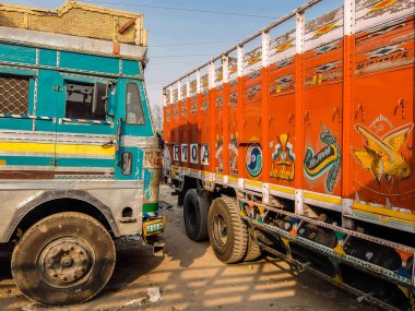 Rishikesh, Hindistan - Nisan 2018. Zengin dekoratif resimli renkli kargo kamyonu, Hindistan 'daki kamyonlar için tipik..