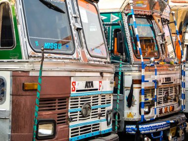 Rishikesh, Hindistan - Nisan 2018. Zengin dekoratif resimli renkli kargo kamyonu, Hindistan 'daki kamyonlar için tipik..