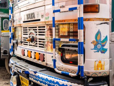 Rishikesh, Hindistan - Nisan 2018. Zengin dekoratif resimli renkli kargo kamyonu, Hindistan 'daki kamyonlar için tipik..