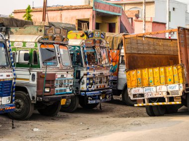 Rishikesh, Hindistan - Nisan 2018. Zengin dekoratif resimli renkli kargo kamyonu, Hindistan 'daki kamyonlar için tipik..