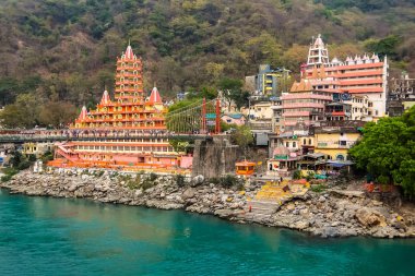 Rishikesh, Hindistan - Nisan 2018. Ganga nehir seti manzarası ve Tera Manzil Tapınağı, Trimbakeshwar in Rishikesh.