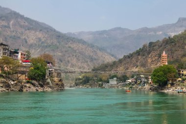 Rishikesh, Hindistan - Nisan 2018. Ganga nehir seti manzarası ve Tera Manzil Tapınağı, Trimbakeshwar in Rishikesh.