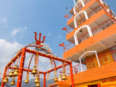 Rishikesh, Hindistan - Nisan 2018. Rishikesh 'teki Bhootnath Tapınağının güzel manzarası.