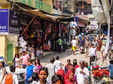 Rishikesh, Hindistan - Nisan 2018. Marketteki insanlar, Rishikesh, Hindistan.
