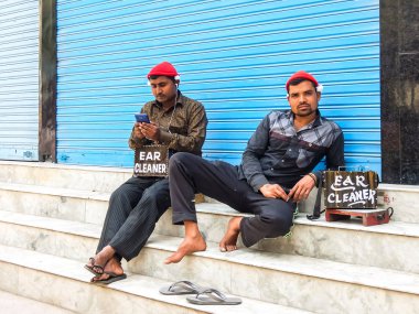 Rishikesh, Hindistan - Nisan 2018. Kulak temizleyiciler Rishikesh sokaklarında.