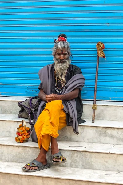 Rishikesh India Circa Aprile 2018 Sadhu Seduto Sulla Strada Rishikesh — Foto Stock