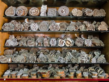 Rishikesh, Hindistan - Nisan 2018. Hindistan 'ın Rishikesh kentindeki sokak pazarında zanaatkarlar tarafından oyulmuş tahta pullar. Cesedi veya giysileri süslemek için kına pulları..