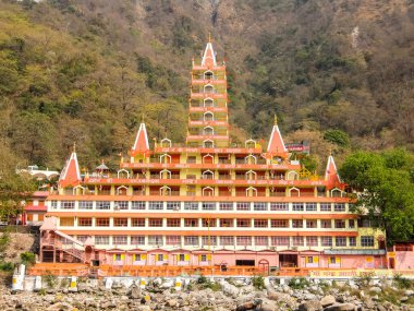 Rishikesh, Hindistan - Nisan 2018. Ganga nehir seti manzarası ve Tera Manzil Tapınağı, Trimbakeshwar in Rishikesh.