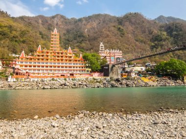Rishikesh, Hindistan - Nisan 2018. Ganga nehir seti manzarası ve Tera Manzil Tapınağı, Trimbakeshwar in Rishikesh.