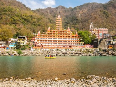 Rishikesh, Hindistan - Nisan 2018. Ganga nehir seti manzarası ve Tera Manzil Tapınağı, Trimbakeshwar in Rishikesh.