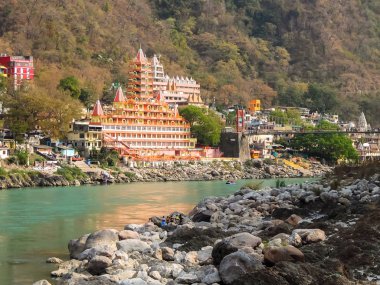 Rishikesh, Hindistan - Nisan 2018. Ganga nehir seti manzarası ve Tera Manzil Tapınağı, Trimbakeshwar in Rishikesh.