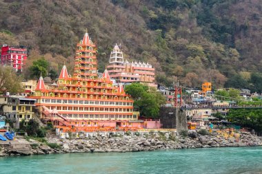 Rishikesh, Hindistan - Nisan 2018. Ganga nehir seti manzarası ve Tera Manzil Tapınağı, Trimbakeshwar in Rishikesh.