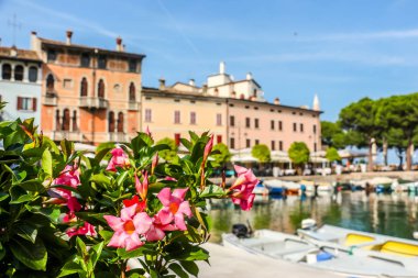 Desenzano del Garda, İtalya - Eylül 2018. Küçük bir kasaba olan Desenzano 'da güneşli bir gün, Garda Gölü' nde..