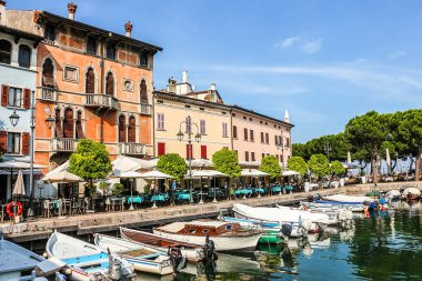Desenzano del Garda, İtalya - Eylül 2018. Küçük bir kasaba olan Desenzano 'da güneşli bir gün, Garda Gölü' nde..