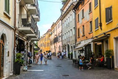 Desenzano del Garda, İtalya - Eylül 2018. Küçük bir kasaba olan Desenzano 'da güneşli bir gün, Garda Gölü' nde..