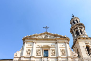 Verona, İtalya - Eylül 2018. Verona 'daki Katolik Kilisesi' nin güzel manzarası (Chiesa Cattolica Parrocchiale di San Michele Arcangelo).