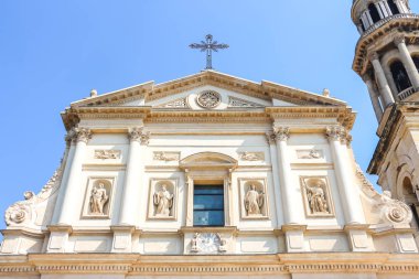 Verona, İtalya - Eylül 2018. Verona 'daki Katolik Kilisesi' nin güzel manzarası (Chiesa Cattolica Parrocchiale di San Michele Arcangelo).