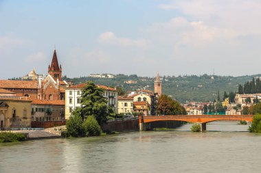 Verona, İtalya - Eylül 2018. Güneşli bir günde Adige nehir setinin manzarası.