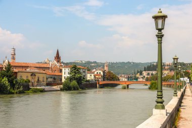 Verona, İtalya - Eylül 2018. Güneşli bir günde Adige nehir setinin manzarası.