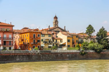 Verona, İtalya - Eylül 2018. Güneşli bir günde Adige nehir setinin manzarası.