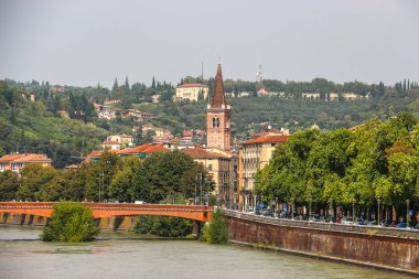 Verona, İtalya - Eylül 2018. Güneşli bir günde Adige nehir setinin manzarası.