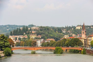 Verona, İtalya - Eylül 2018. Güneşli bir günde Adige nehir setinin manzarası.
