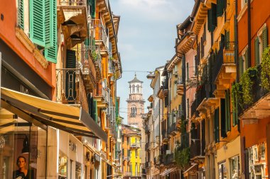 Verona, İtalya - Eylül 2018. Güneşli bir günde Verona 'nın güzel sokakları.