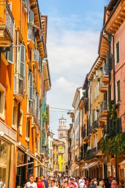 Verona, İtalya - Eylül 2018. Güneşli bir günde Verona 'nın güzel sokakları.