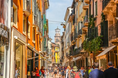 Verona, İtalya - Eylül 2018. Güneşli bir günde Verona 'nın güzel sokakları.