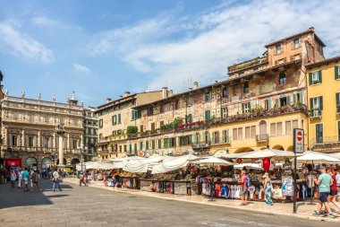 Verona, İtalya - Eylül 2018. Verona 'daki Erbe Meydanı' ndaki (Piazza Delle Erbe) sokak pazarının görüntüsü.