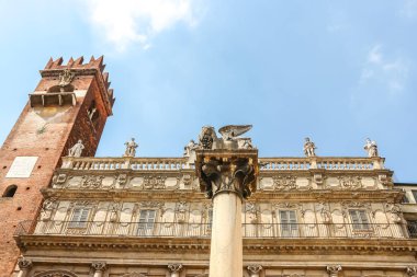 Verona, İtalya - Eylül 2018. Güneşli bir günde Maffei Sarayı (Palazzo Maffei) manzarası.