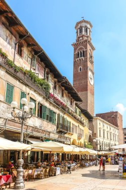 Verona, İtalya - Eylül 2018. Güneşli bir günde Lamberti Kulesi (Torre dei Lamberti) manzarası.