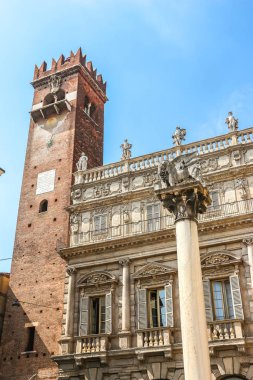 Verona, İtalya - Eylül 2018. Güneşli bir günde Maffei Sarayı (Palazzo Maffei) manzarası.
