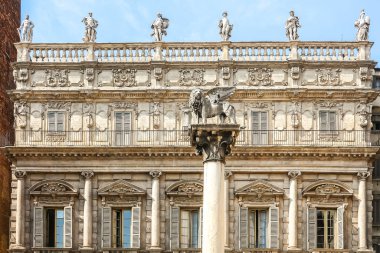 Verona, İtalya - Eylül 2018. Güneşli bir günde Maffei Sarayı (Palazzo Maffei) manzarası.