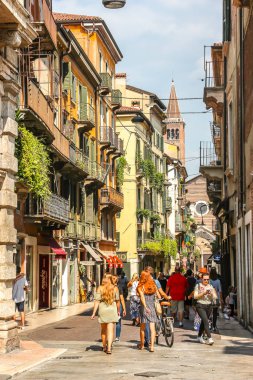 Verona, İtalya - Eylül 2018. Güneşli bir günde Verona 'nın güzel sokakları.