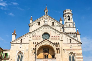Verona, İtalya - Eylül 2018. Güneşli bir günde Verona Katedrali (Cattedrale di Santa Maria Matricolare) manzarası.