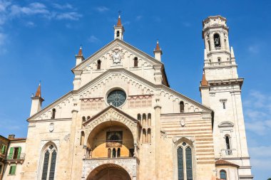 Verona, İtalya - Eylül 2018. Güneşli bir günde Verona Katedrali (Cattedrale di Santa Maria Matricolare) manzarası.