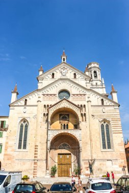 Verona, İtalya - Eylül 2018. Güneşli bir günde Verona Katedrali (Cattedrale di Santa Maria Matricolare) manzarası.