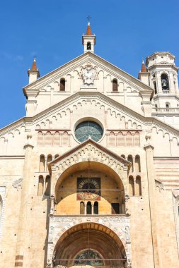 Verona, İtalya - Eylül 2018. Güneşli bir günde Verona Katedrali (Cattedrale di Santa Maria Matricolare) manzarası.
