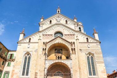Verona, İtalya - Eylül 2018. Güneşli bir günde Verona Katedrali (Cattedrale di Santa Maria Matricolare) manzarası.
