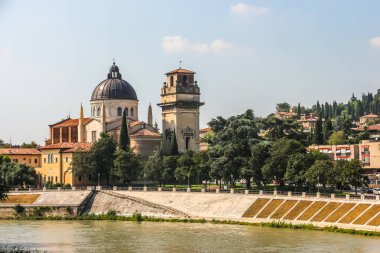 Verona, İtalya - Eylül 2018. Verona 'daki Adige nehrinin kıyısındaki Katolik Kilisesi (Parrocchia di San Giorgio in Braida) manzarası.