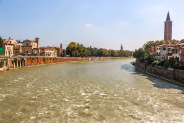 Verona, İtalya - Eylül 2018. Güneşli bir günde Adige nehir setinin manzarası.