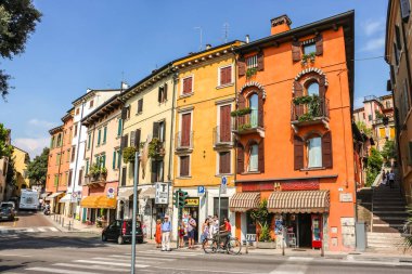 Verona, İtalya - Eylül 2018. Güneşli bir günde Verona 'nın güzel sokakları.