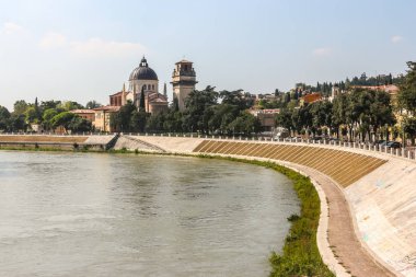 Verona, İtalya - Eylül 2018. Verona 'daki Adige nehrinin kıyısındaki Katolik Kilisesi (Parrocchia di San Giorgio in Braida) manzarası.
