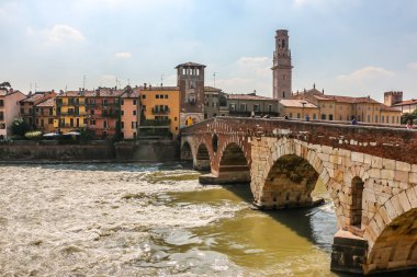 Verona, İtalya - Eylül 2018. Güneşli bir günde Ponte Pietra Köprüsü manzarası.