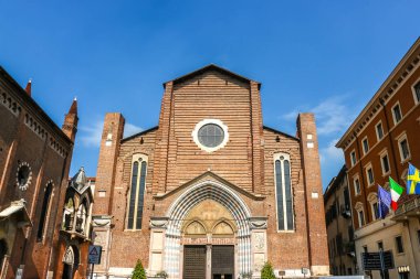 Verona, İtalya - Eylül 2018. Verona 'daki Katolik Kilisesi manzarası (Chiesa di Santa Anastasia).