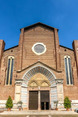 Verona, İtalya - Eylül 2018. Verona 'daki Katolik Kilisesi manzarası (Chiesa di Santa Anastasia).